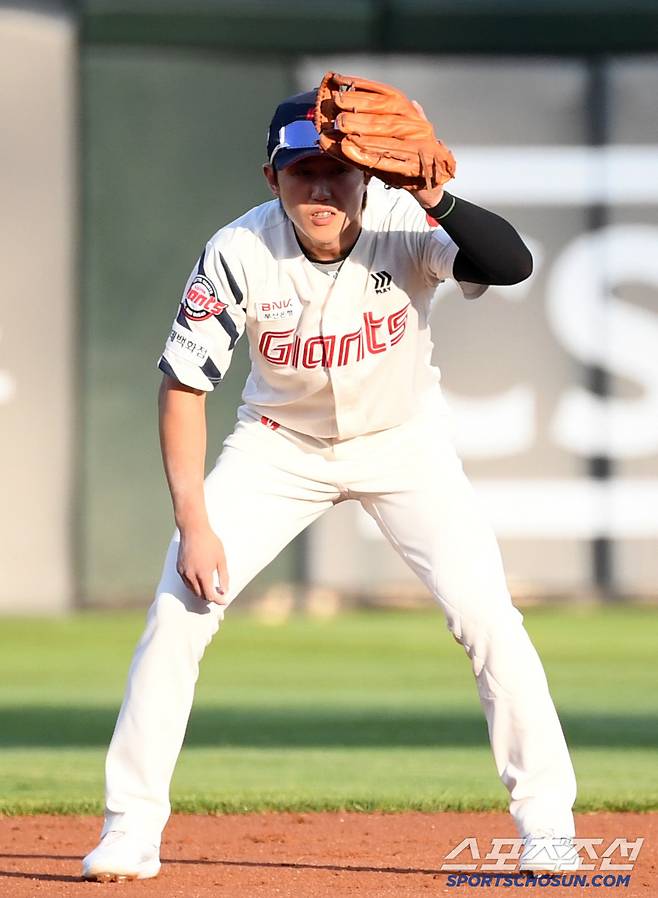1일 부산 사직구장에서 열린 롯데 자이언츠와 LG 트윈스의 경기. 롯데 전민재가 수비를 하고 있다. 부산=박재만 기자 pjm@sportschosun.com/2025.07.01/
