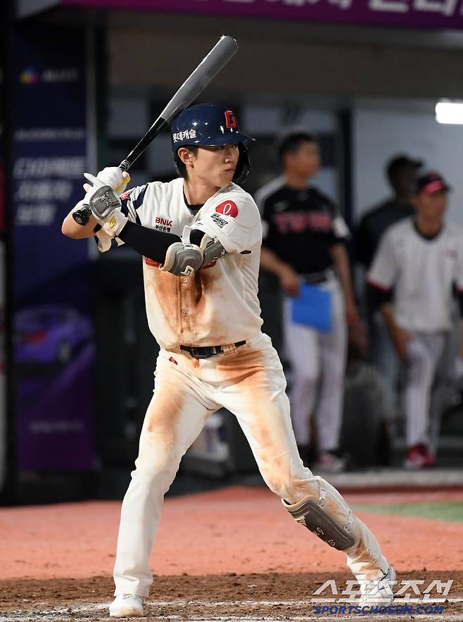 1일 부산 사직구장에서 열린 롯데 자이언츠와 LG 트윈스의 경기. 9회말 1사 2루 롯데 전민재가 타격을 하고 있다. 부산=박재만 기자 pjm@sportschosun.com/2025.07.01/