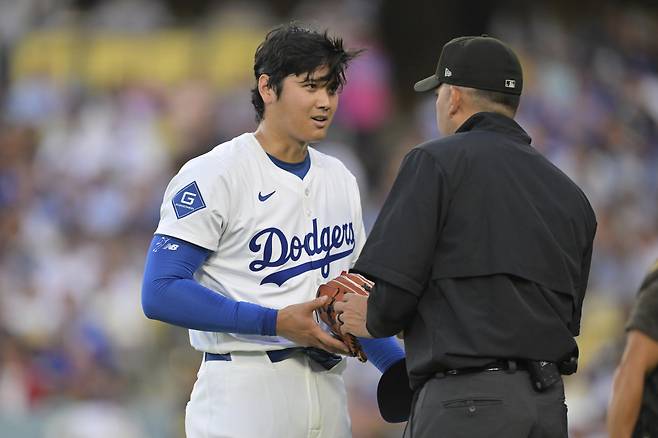 오타니가 2회 투구를 마치고 부정 투구에 관한 검사를 받고 있다. AP연합뉴스