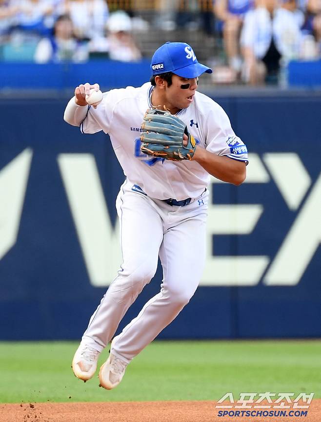 5일 대구 라이온즈파크에서 열린 삼성 라이온즈와 LG 트윈스의 경기. 1회초 1사 1,3루 LG 박동원 내야 땅볼 타구를 삼성 김영웅이 병살로 연결하고 있다. 대구=박재만 기자 pjm@sportschosun.com/2025.07.05/