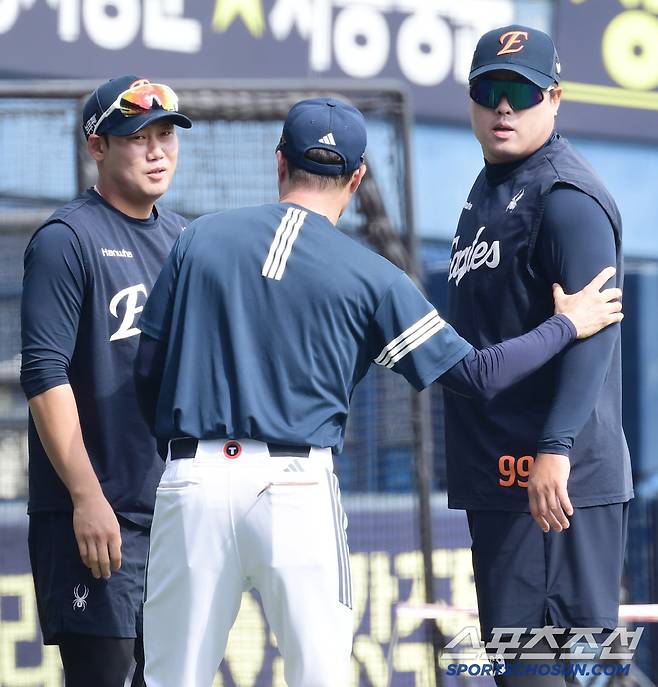 22일 잠실야구장에서 열리는 KBO리그 두산과 한화의 경기. 두산 조성환 감독대행에게 인사를 하고 있는 한화 하주석, 류현진. 잠실=송정헌 기자songs@sportschosun.com/2025.07.22/