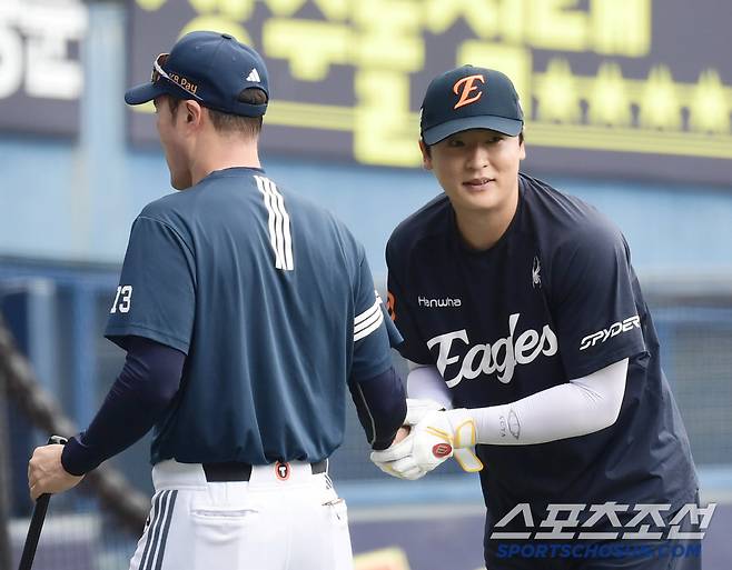 조성환 감독대행에게 인사를 하고 있는 한화 이진영.