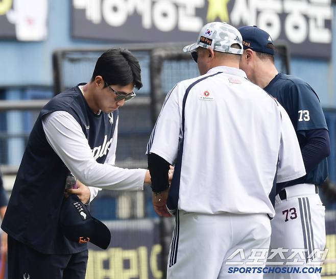 두산 조성환 감독대행과 조인성 코치에게 인사를 하고 있는 한화 채은성.