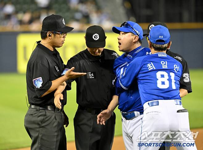 2일 잠실야구장에서 열린 삼성과 두산의 경기, 7회말 삼성 박진만 감독이 김선수 3루심이 두산 김재환의 체크스윙을 노 스윙으로 판정하자 그라운드로 나와 어필하고 있다. 잠실=허상욱 기자wook@sportschosun.com/2025.07.02/