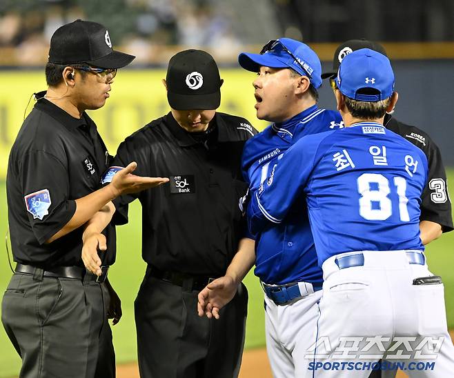 2일 잠실야구장에서 열린 삼성과 두산의 경기, 7회말 삼성 박진만 감독이 김선수 3루심이 두산 김재환의 체크스윙을 볼로 판정하자 그라운드로 나와 어필하고 있다. 잠실=허상욱 기자wook@sportschosun.com/2025.07.02/