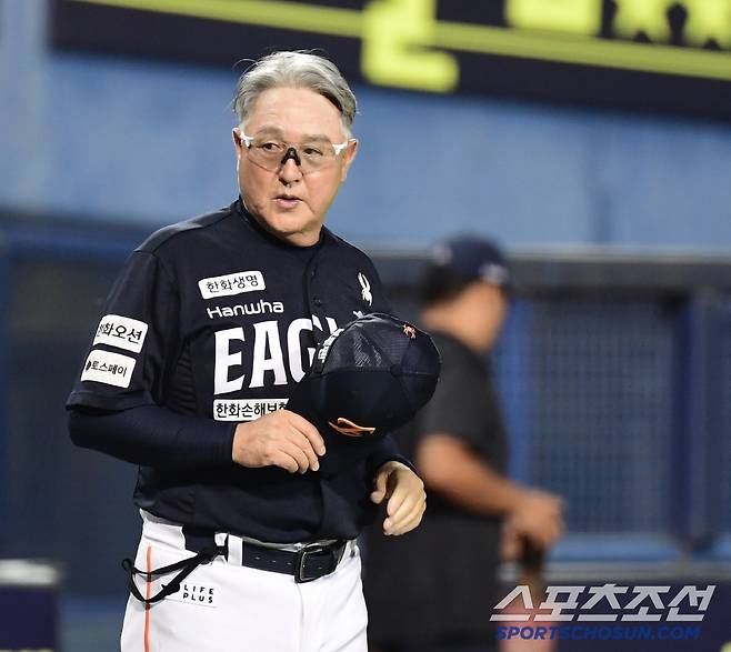 22일 잠실야구장에서 열린 KBO리그 두산과 한화의 경기. 한화가 두산에 승리하며 10연승을 달성했다. 경기 종료 후 선수들에게 박수를 보내고 있는 김경문 감독. 잠실=송정헌 기자songs@sportschosun.com/2025.07.22/