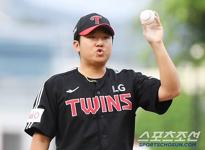 22일 광주 기아 챔피언스필드에서 열린 LG-KIA전. LG 선발 송승기가 투구 전 공 교체를 요구하고 있다. 광주=정재근 기자 cjg@sportschosun.com/2025.7.22/