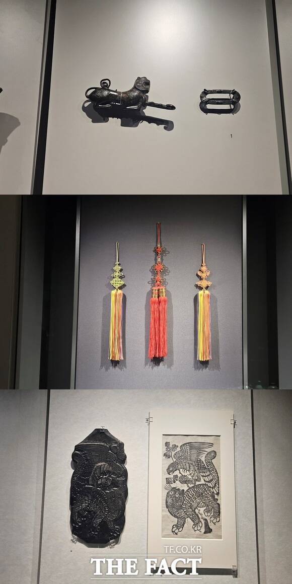 넷플릭스 애니메이션 영화 '케이팝 데몬 헌터스'에 등장한 전통문화 요소와 관련된 호랑이 모양 띠고리, 각종 노리개, 호랑이와 매를 새긴 판과 판화(상단부터)가 국립중앙박물관 상설전시관에 전시돼 관람객들의 눈길을 사로잡고 있다. /김명주 기자