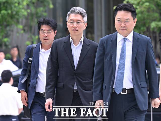 김건희 여사의 '집사' 김예성 씨의 회사에 거액을 투자했다는 의혹을 받는 류긍선 카카오모빌리티 대표(가운데)가 지난 21일 서울 종로구 KT광화문빌딩 웨스트에 마련된 민중기 특별검사팀 사무실로 출석하고 있다. /이새롬 기자