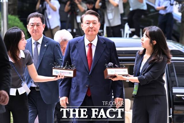 내란 사건을 수사하는 조은석 특별검사팀이 윤석열 전 대통령의 구속영장 청구서를 유출했다는 의혹을 받는 변호인에게 출석을 요구했다. /사진공동취재
