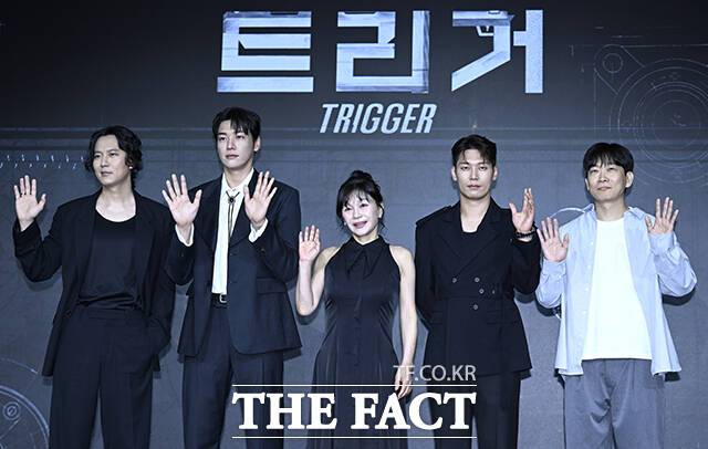 배우 김남길과 김영광, 길해연, 박훈, 권오승 감독(왼쪽부터)이 22일 오전 서울 마포구 호텔 나루 서울에서 열린 넷플릭스 새 시리즈 '트리거' 제작발표회에 참석해 포즈를 취하고 있다. /장윤석 기자