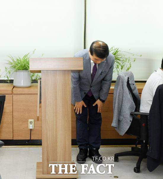 경기 북부 지역에 극한 호우가 내려 경기 구리시가 비상대응 체제에 들어간 시기 한 봉사단체 야유회에서 노래를 부르는 영상이 공개돼 비판을 받고 있는 백경현 경기 구리시장이 22일 구리시청 기자실에서 사과 성명서를 발표한 뒤 고개를 숙이고 있다./구리시