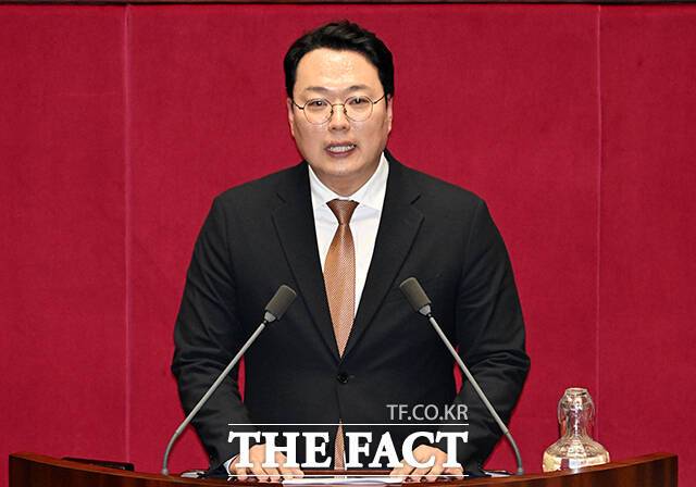 천하람 개혁신당 의원이 기업의 채용광고에 임금과 근로시간 등을 의무적으로 명시하도록 하는 '한국판 급여투명화법'을 22일 대표발의했다. /배정한 기자