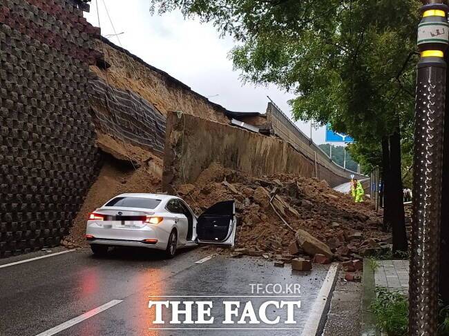 오산시 가장교차로 고가도로 옹벽 붕괴사고 현장 /경기도소방재난본부