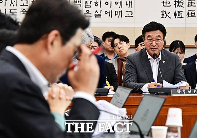 윤호중 행정안전부 장관이 22일 오후 서울 여의도 국회에서 열린 법제사법위원회 전체회의에 참석해 질의에 답변을 하고 있다. /국회=배정한 기자
