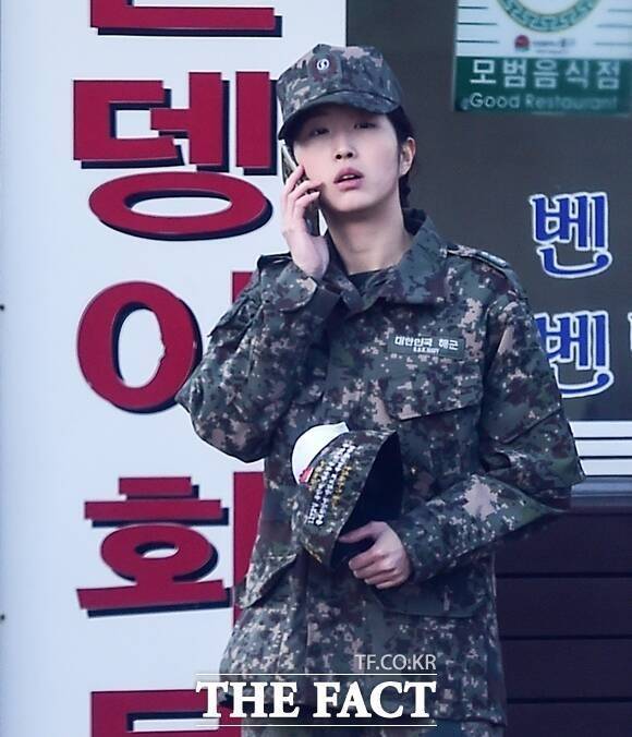 최태원 SK그룹 회장의 차녀 최민정 씨가 지난 2017년 11월 인천시 중구 인천해역방어사령부에서 전역한 뒤 부대를 나서며 어디론가 전화를 하고 있다. /더팩트 DB