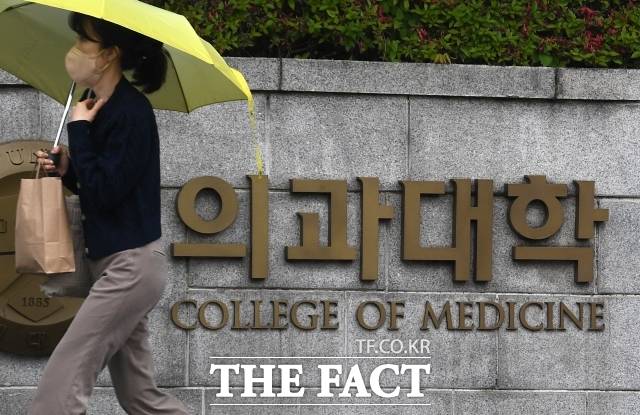 한국의과대학·의학전문대학원협회(KAMC·의대협회)는 22일 회의를 열고 본과 3학년 졸업 시기에 대해 논의했지만 합의에 이르지 못했다. 사진은 연세대학교 의과대학 전경. /서예원 기자