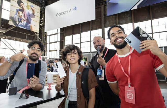 미국 뉴욕 브루클린에 위치한 듀갈 그린하우스에서 개최된 하반기 '갤럭시 언팩 2025'에서 신제품을 체험하는 관객들 (사진=삼성전자)