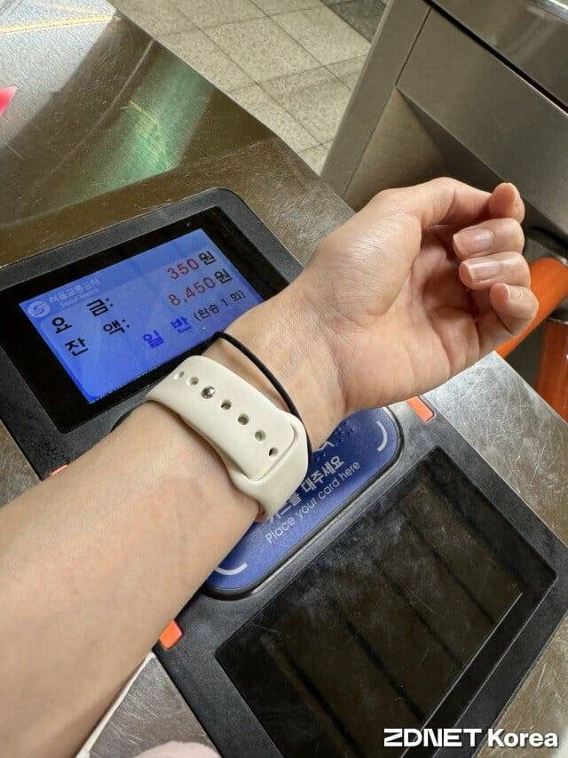 애플 '애플워치'의 '애플페이 티머니' 기능으로 지하철에 탑승했다.