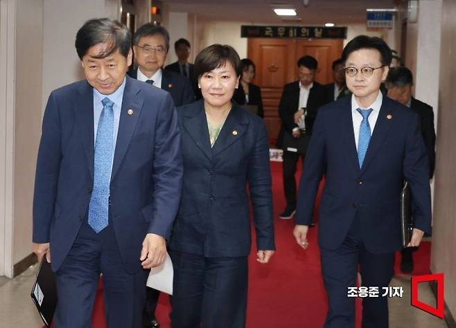 구윤철 경제부총리 겸 기획재정부 장관(왼쪽)을 비롯해 김정관 산업통상자원부 장관(오른쪽), 조현 외교부 장관(왼쪽 두번째), 송미령 농림축산식품부 장관(오른쪽 두번째)이 22일 서울 종로 정부서울청사에서 열린 대미관세협상 관련 대외경제장관회의에 참석하고 있다.