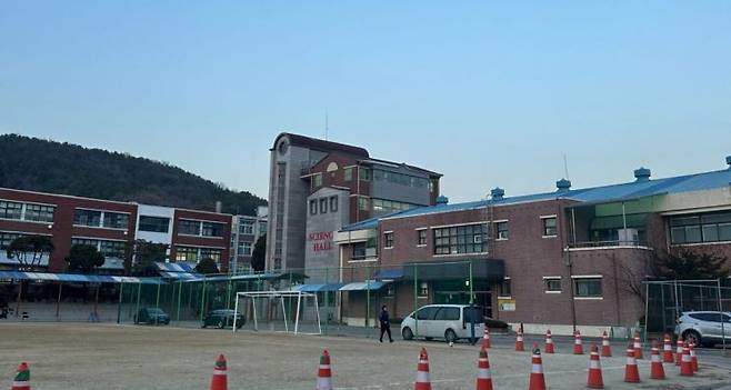 장애학생을 위한 엘리베이터 설치 예정인 용인 처인구 김량장동의 용인중학교. 이상일 용인시장은 학교측의 건의를 받아들여 겅기도교육청, 용인교육지원청과 적극적으로 협의한 끝에 통해 엘리베이터 설치 예산 6억원을 확보했다. 용인시 제공