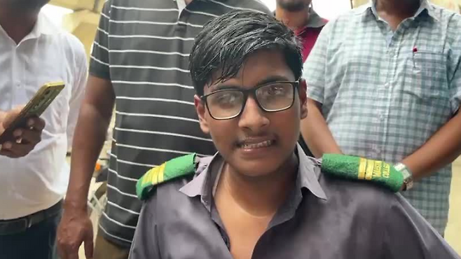 공군 훈련기가 추락했을 당시 10학년 학생 파르한 하산은 시험을 마치고 교실을 나서고 있었다