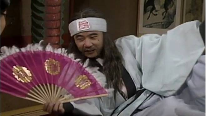 "실례 실례합니다, 실례 실례 하세요~" 노래는 대유행했다. 부채도사 역할 장두석.