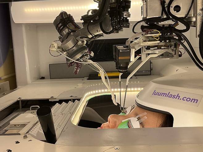 11일(현지 시각) 미 캘리포니아주 새너제이의 한 뷰티숍에서 본지 기자가 인공지능(AI) 로봇이 해주는 속눈썹 연장 시술을 받고 있다. 이 업체 직원은 "사람이 할 때보다 일정한 시술이 가능하고, 시간은 절반으로 단축된다"고 했다. /LUUM