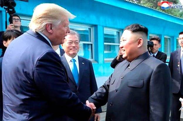 도널드 트럼프 미국 대통령도 북한의 동해안 리조트 사업에 관심을 표시하고 있다. 사진은 지난 2021년 6월 판문점에서 트럼프(왼쪽) 미국 대통령과 김정은(오른쪽) 북한 국무위원장이 악수하는 모습을 문재인 전 대통령(가운데)이 바라보고 있다./조선일보 DB