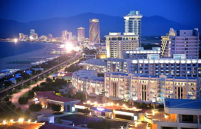 지난 7월 1일 개장한 북한 원산 갈마해안관광지구의 야경. 북한은 관광객 유치를 위해 연일 홍보에 열을 올리고 있다./노동신문(뉴스1)