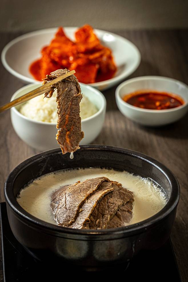 Geodae Gomtang’s Seoucho, Seoul branch. This is a picture of their meat gomtang./Lee Sin-young