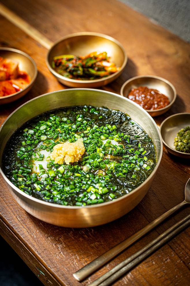 In Yongsan, Seoul, Torom Gomtang sells seaweed gomtang. The restaurant is situated in Seoul’s trendy food street, Yongridan-gil.