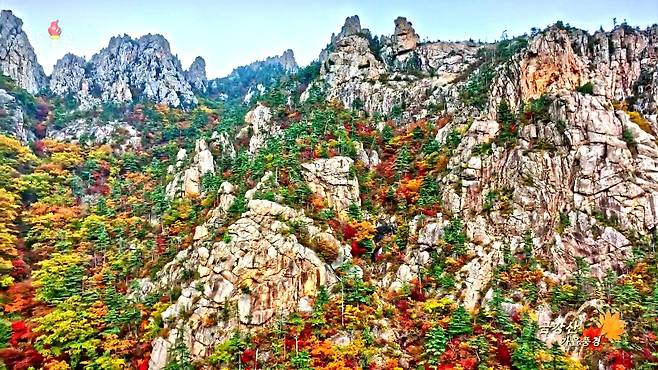 북한은 원산 갈마지구를 인근 마식령스키장, 금강산과 연계해 함께 관광할 수 있도록 설계했다. 사진은 북한 조선중앙TV가 2023년 10월 드론을 이용해 촬영한 붉게 물든 금강산./조선중앙TV 화면(연합뉴스)