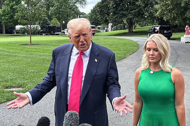 도널드 트럼프 미국 대통령(왼쪽)과 캐럴라인 레빗 백악관 대변인. /TASS 연합뉴스