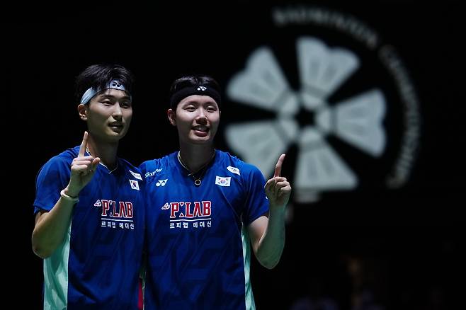 지난 20일 일본 오픈에서 우승한 서승재(오른쪽)-김원호 조. /신화 연합뉴스