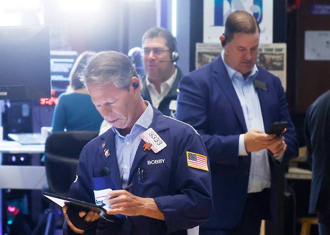 2025년 7월 21일 월요일, 뉴욕 월가에 있는 뉴욕 증권 거래소에서 트레이더들이 작업하고 있다./연합뉴스