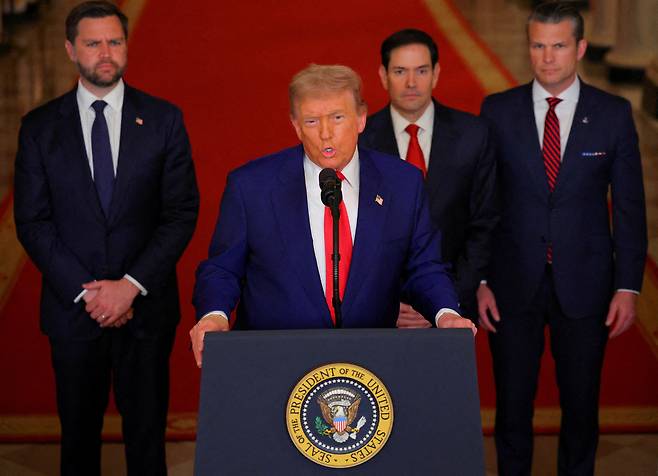 도널드 트럼프 미국 대통령이 JD 밴스 미국 부통령, 마르코 루비오 미국 국무장관, 피트 헤그세스 미국 국방장관과 함께 2025년 6월 21일 미국 워싱턴 D.C. 백악관에서 이란 핵 시설에 대한 미국의 공습 이후 대국민 연설을 하고 있다. /연합뉴스