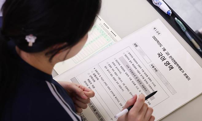 한 고등학교에서 학생이 답안지에 이름을 적고 있다. /연합뉴스
