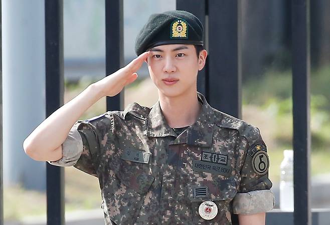 그룹 방탄소년단(BTS) 멤버 진이 작년 6월 12일 오전 경기도 연천 소재 육군 제5보병사단 신병교육대대에서 육군 현역으로 군 복무를 마친 뒤 인사를 하고 있다./뉴스1