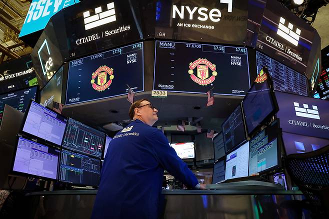 미국 뉴욕 뉴욕증권거래소(NYSE)에서 트레이더들이 거래소 내부에서 업무를 보고 있다./연합뉴스