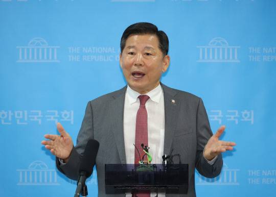 이철규 국민의힘 의원이 22일 서울 여의도 국회 소통관에서 순직해병특검 수사 관련 입장 발표 기자회견을 하고 취재진 질문에 답하고 있다. 연합뉴스