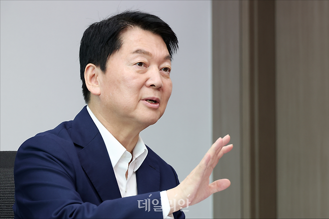 국민의힘 당대표 출마를 선언한 안철수 국민의힘 의원이 21일 오후 의원회관에서 데일리안과 인터뷰를 하고 있다. ⓒ데일리안 홍금표 기자