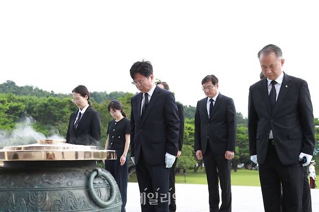 김영훈 고용노동부 장관이 22일 서울 동작구 국립서울현충원을 찾아 분향하고 있다. ⓒ고용노동부