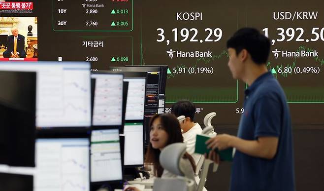 서울 중구 하나은행 딜링룸에서 딜러들이 업무를 보고 있다(자료사진) ⓒ뉴시스