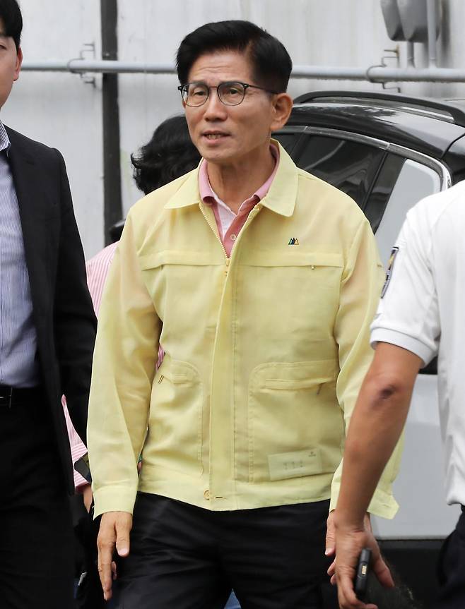 국민의힘 전당대회가 한 달여 앞으로 다가온 가운데 인적 쇄신과 전한길 씨 입당 문제 등을 두고 당권 주자들이 충돌하고 있다. 21일 경남 산청 수해 현장을 방문한 국민의힘 김문수 전 대선 후보. 산청=뉴스1