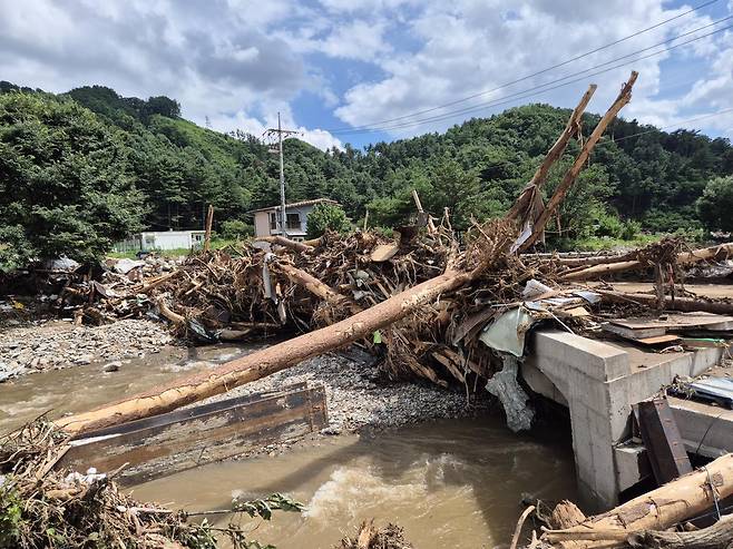 21일 경기 가평군 조종면 마일1리가 전날 발생한 산사태로 전봇대가 쓰러지고 도로가 유실되는 등 큰 피해를 입었다. 2025.7.21. 뉴스1