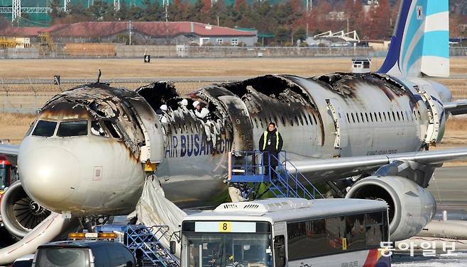 올해 1월 부산 강서구 김해국제공항에서 이륙을 준비하던 홍콩행 에어부산 항공기 BX391편 내부에서 불이 나 승객과 승무원 등이 비상 탈출하는 사고가 발생했다. 객실 선반의 보조배터리에서 불이 붙은 것이 화재 원인으로 꼽히고 있다. 동아일보DB