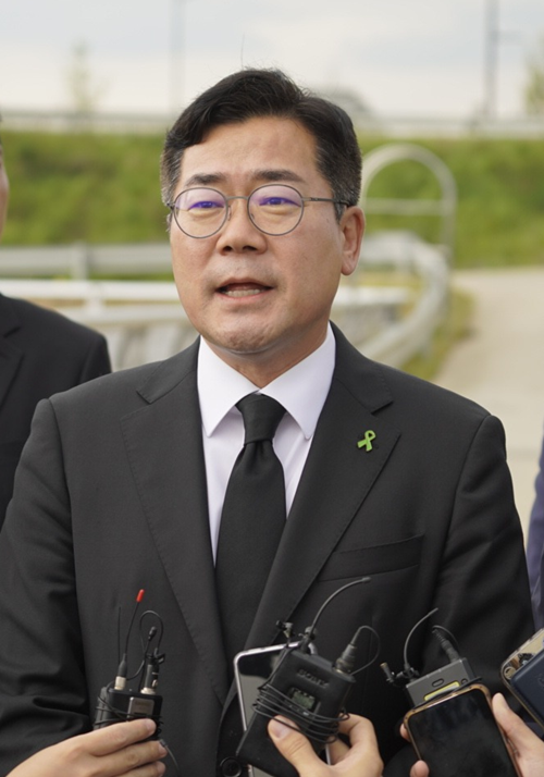 충북 청주 오송읍 궁평 제2지하차도 침수 참사 2주기를 하루 앞둔 7월14일 참사 현장을 찾은 박찬대 더불어민주당 의원이 취재진을 만나 발언하고 있다. 박찬대 의원은 8·2 전당대회 당대표 경선에 출마해 정청래 의원과 양자대결을 벌이고 있다.<박찬대 국회의원 페이스북 사진 갈무리>