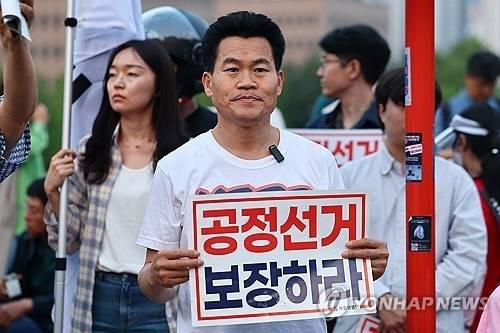 한국사 강사 출신 유튜버 전한길씨가 지난달 30일 경기도 과천시 중앙선거관리위원회 앞에서 열린 사전투표 폐지 및 공정선거 보장 촉구 집회에 참석하고 있다. [연합뉴스]