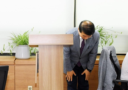 백경현 경기 구리시장이 22일 호우 비상근무 중 야유회에 참석해 적절하지 못한 처신이었다는 비판이 일자 사과하고 있다.  [구리시 제공]